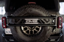 DV8 Offroad 스패어 타이어 가드 &amp; 악세사리 마운트